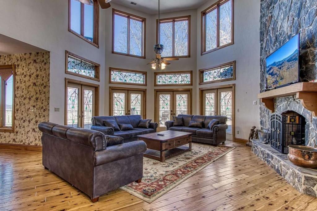 Mountain Bliss: Estate W/ Views~Firepit~Hot Tub~Gburg 5Min~3 Pools Villa Gatlinburg Exterior photo